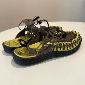 KEEN UNEEK II Metalwood Brown and Yellow Sandals